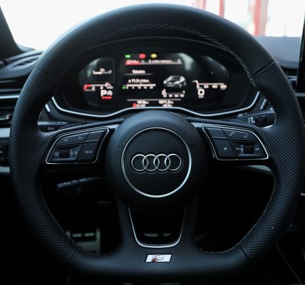 Audi Q7v2 features illustration for 2024 AudiQ7 v2: Latest Features & Performance